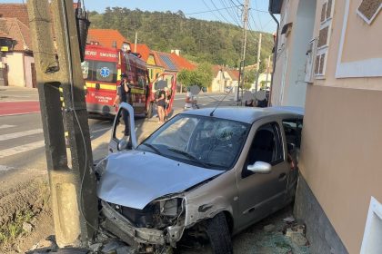 Accident grav la Apoldu de Sus raniti in coliziune cu stalpul