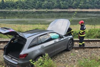 Accident pe Valea Oltului Masina pe calea ferata