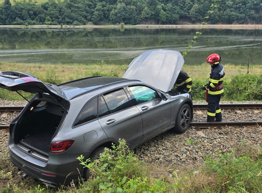 Accident pe Valea Oltului Masina pe calea ferata