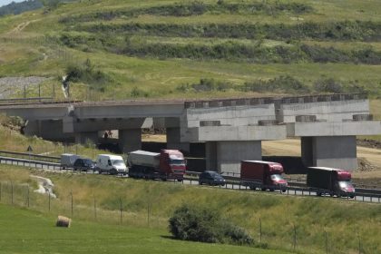 Accident pe Valea Oltului Octogenar ranit in coliziune