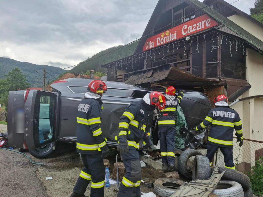 Accident pe Valea Oltului masina intrata in terasa