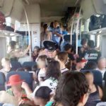 Batatie de joc pe trenul Sibiu Sighisoara Copii cu bilet stau in picioare