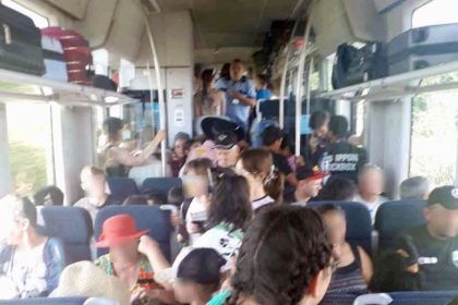 Batatie de joc pe trenul Sibiu Sighisoara Copii cu bilet stau in picioare