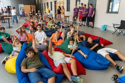 Copiii din Medias invata robotica si jocul de echipa