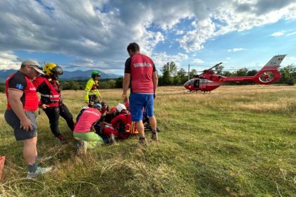 Dubl dram pe munte Femeie i adolescent salvai