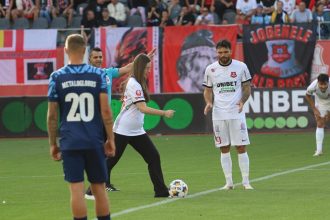 Eleva de 10 din Sibiu a inceput meciul FC Hermannstadt Metaloglobus video foto