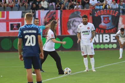 Eleva de 10 din Sibiu a inceput meciul FC Hermannstadt Metaloglobus video foto