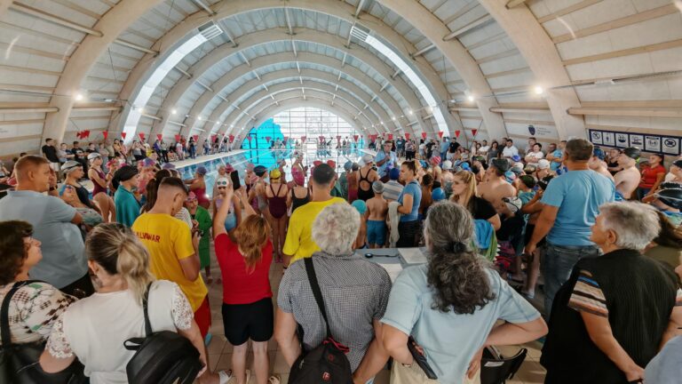 Explozie de energie la Medias Concurs de inot cu peste 100 de copii