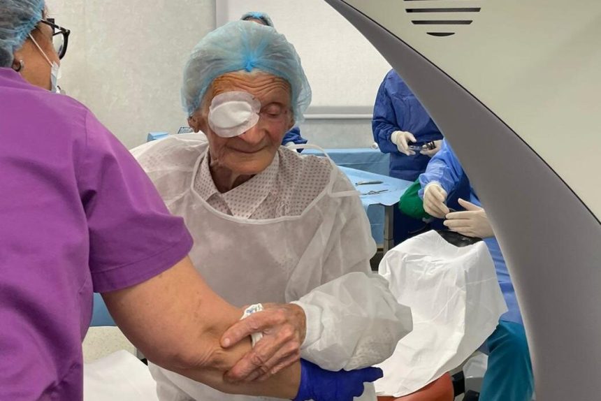 Femeie hundred ani operata de cataracta la Ofta Total