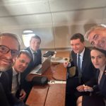 Fotografia zilei Dominic Fritz si Nicusor Dan selfie in avion