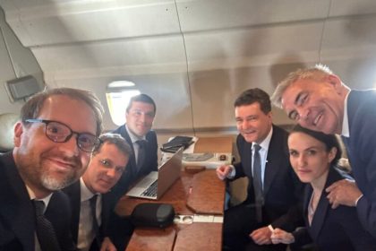 Fotografia zilei Dominic Fritz si Nicusor Dan selfie in avion