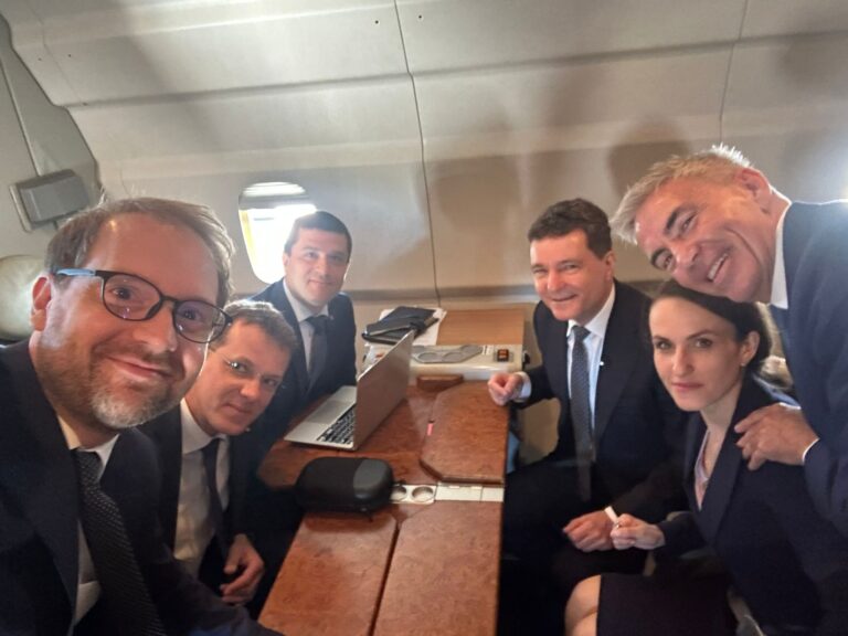 Fotografia zilei Dominic Fritz si Nicusor Dan selfie in avion