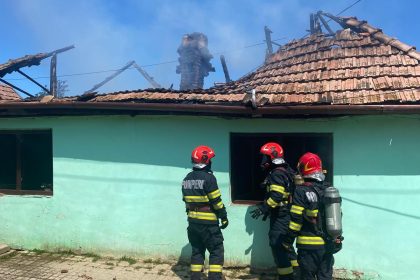 Incendiu devastator la o casa acoperis si mobila distruse