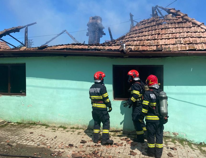 Incendiu devastator la o casa acoperis si mobila distruse