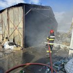 Incendiu puternic la hala de deseuri din Sura Mare
