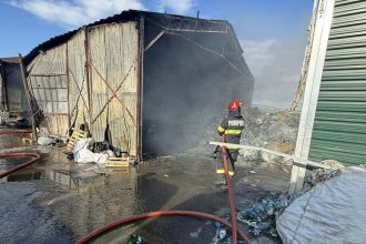 Incendiu puternic la hala de deseuri din Sura Mare
