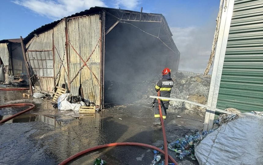 Incendiu puternic la hala de deseuri din Sura Mare