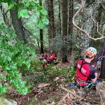 Interventie Salvamont in Muntii Cindrel femeie cu dureri lombare salvata