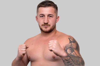 Luptator sibian vrea sa infrunte patru adversari in ring