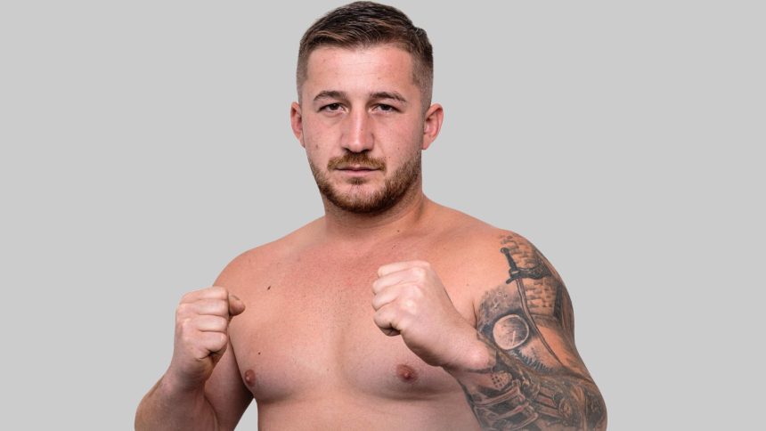 Luptator sibian vrea sa infrunte patru adversari in ring