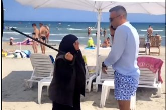 Plaja ring de box O cersetor ataca un barbat