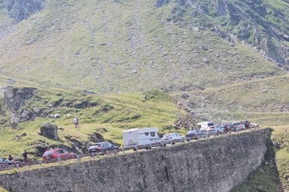 Plin de turisti pe Transfagarasan trafic ingreunat