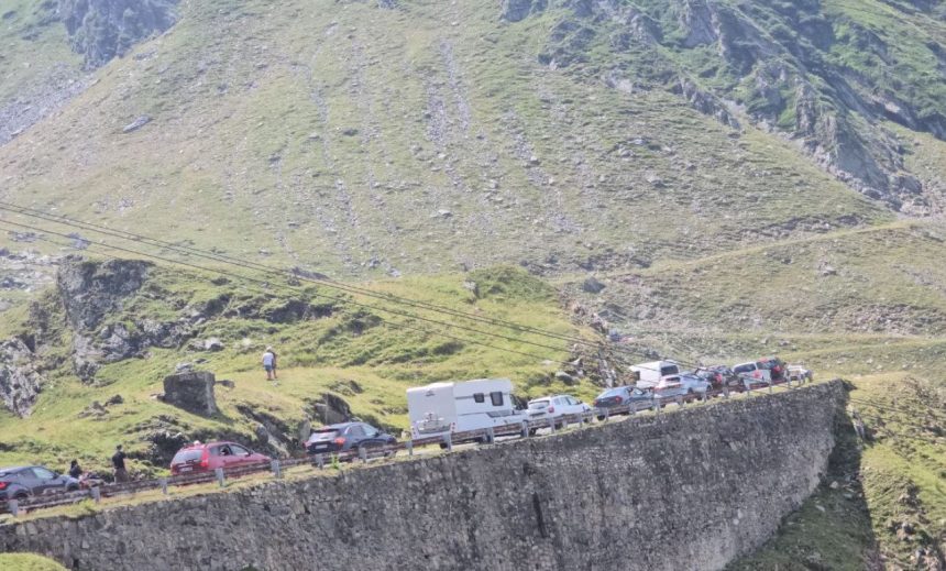 Plin de turisti pe Transfagarasan trafic ingreunat