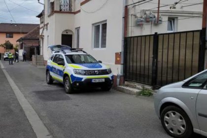 Printi in trafic masina intra in zidul unei case