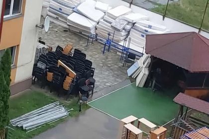 Saltele si mobilier abandonate la caminul studentesc din Sibiu