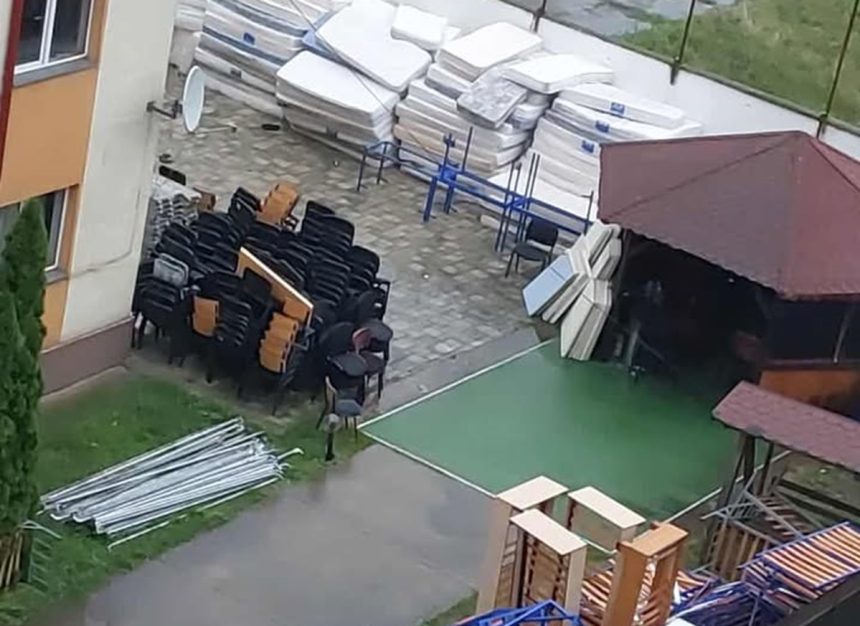 Saltele si mobilier abandonate la caminul studentesc din Sibiu