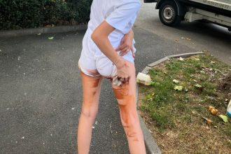 Tanara acoperita de vopsea in centrul Sibiului