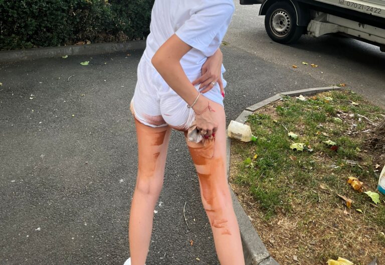 Tanara acoperita de vopsea in centrul Sibiului