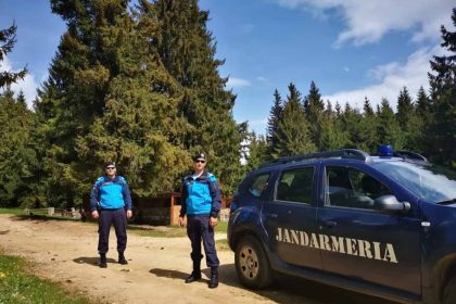 Turista canadiana salvata de jandarmi pe un drum greu