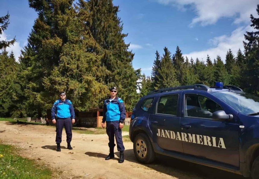 Turista canadiana salvata de jandarmi pe un drum greu