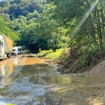 Valea Oltului blocata de aluviuni traficul afectat de viitura