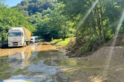 Valea Oltului blocata de aluviuni traficul afectat de viitura