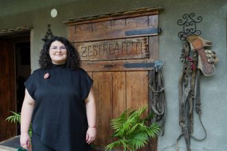 Zestrea unei visatoare fata preotului din Dumbraveni a transformat un colet in muzeu