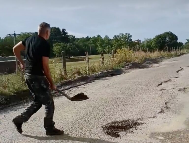 Amnasenii au acoperit craterele de pe drum