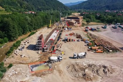 Autostrada Sibiu Pitesti 900 de oameni si 150 de utilaje