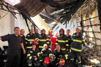 Biblie intacta gasita de pompieri dupa incendiu in Strehaia