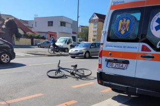 Biciclist lovit de masina in giratoriu Mihai Viteazul