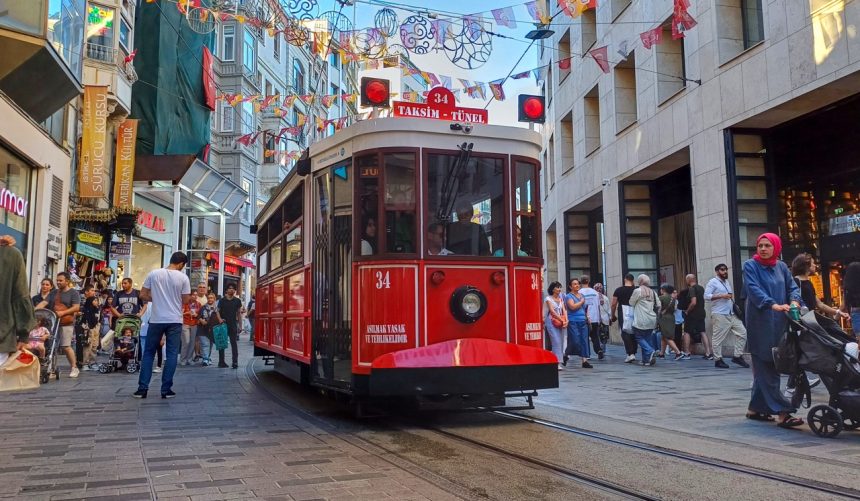 Bloom Tour lanseaza excursii de toamna din Sibiu la Istanbul