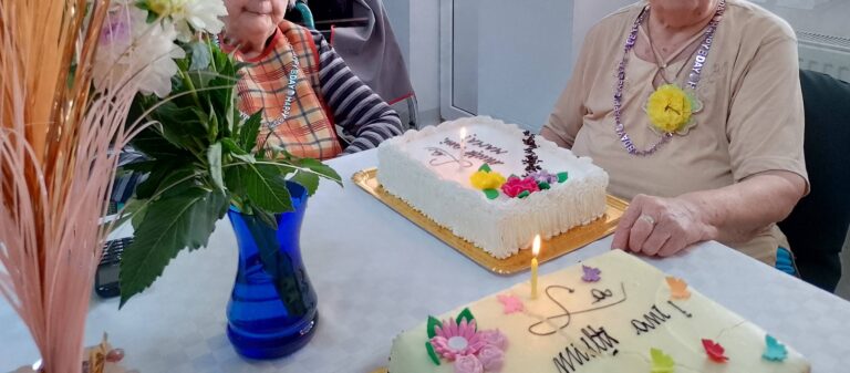 Bunicii din azilul Salist e sarbatoreti cu torturi