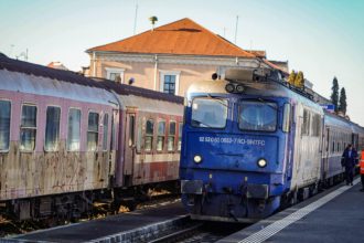 CFR suplimenteaza vagoanele in minivacanta si cere rabdare