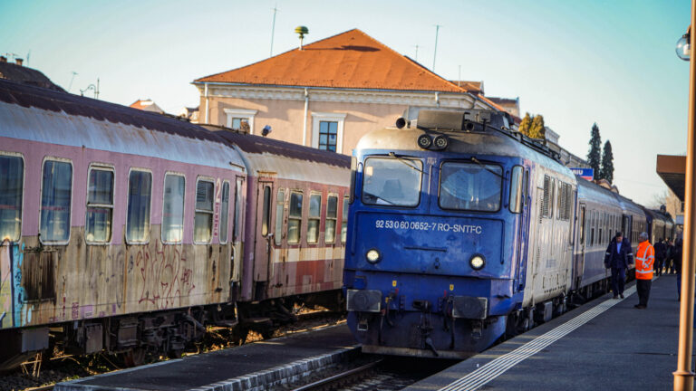 CFR suplimenteaza vagoanele in minivacanta si cere rabdare