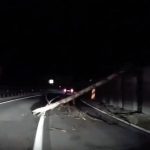 Copac cazut pe drum la Valea Oltului afectat