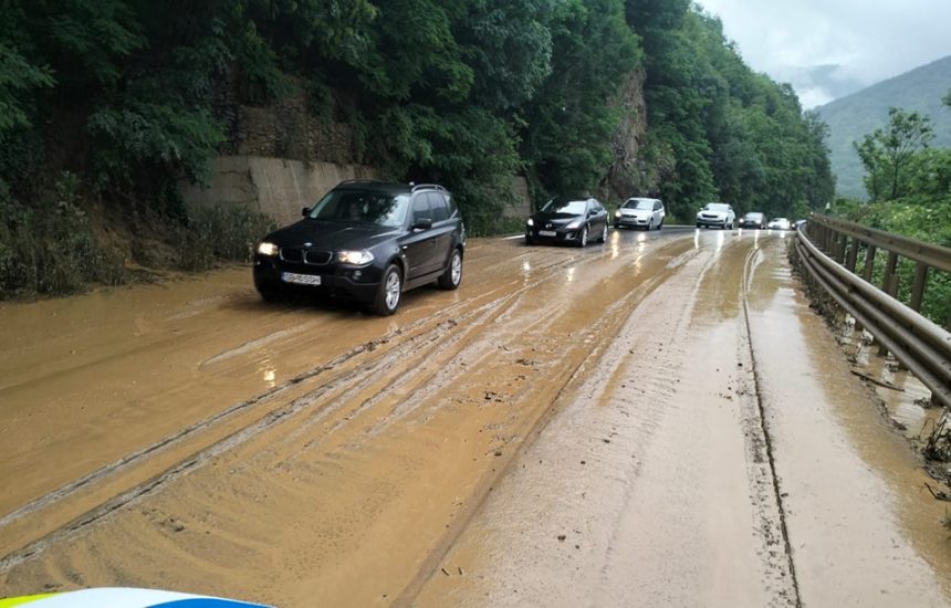 Doua coduri de vreme rea la Sibiu ploi torentiale