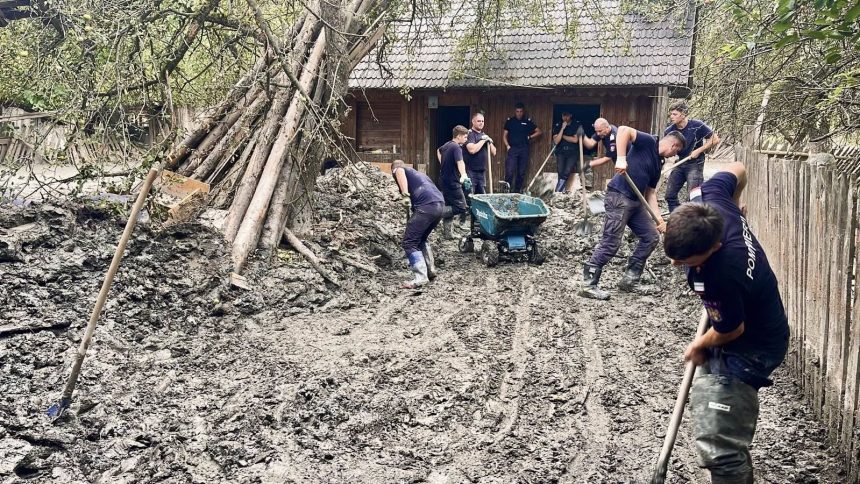 Eroi in uniforma Pompierii sibieni s au intors acasa