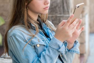 Escrocherie la Sibiu fetita inselata si santajata de un angajat Instagram