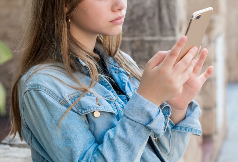 Escrocherie la Sibiu fetita inselata si santajata de un angajat Instagram